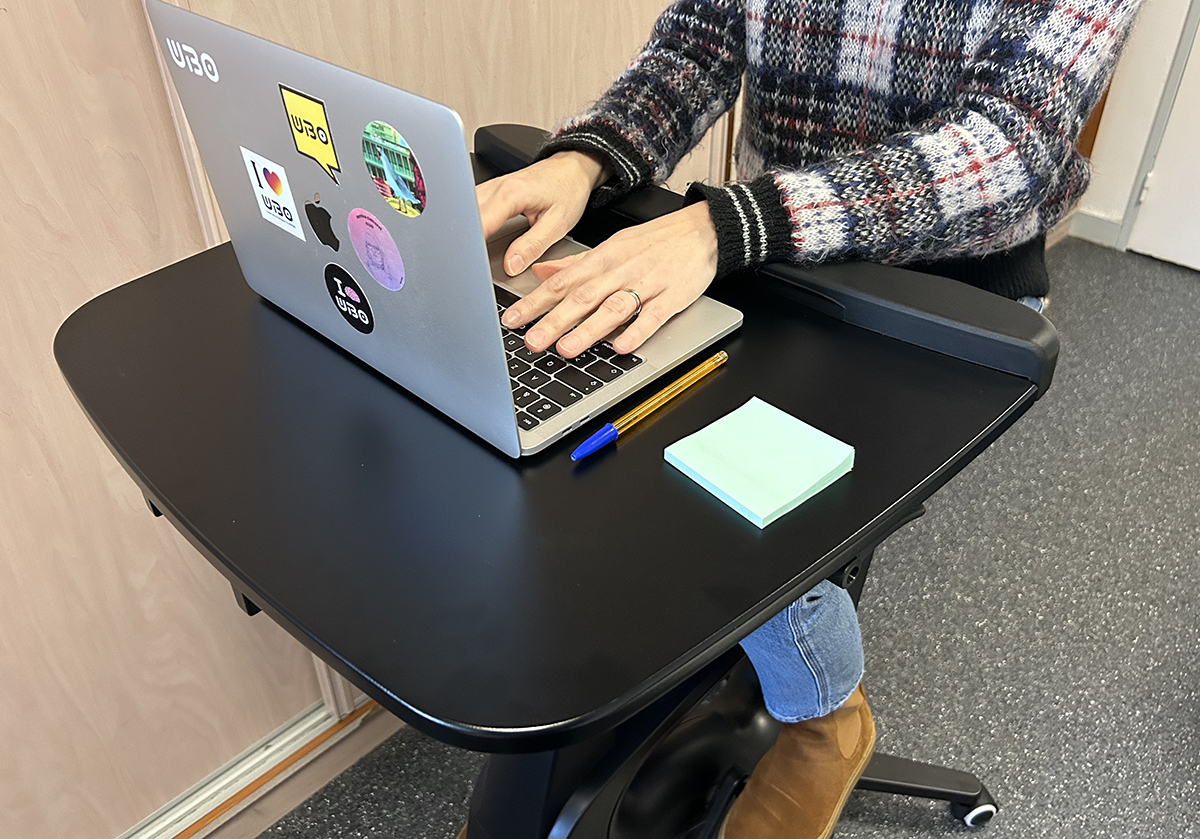 Un personnel de l'UBO utilise un vélo bureau