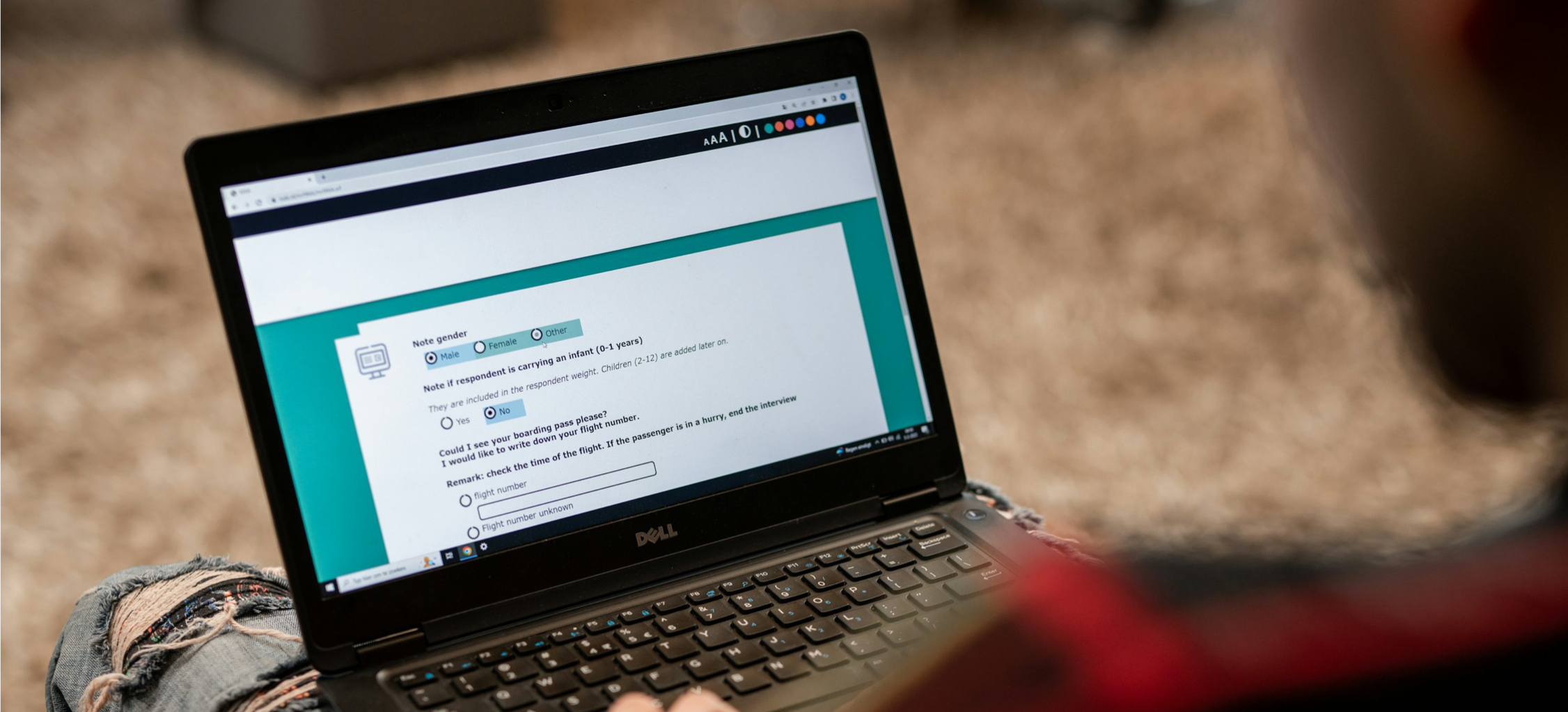 Une personne avec un ordinateur ouvert sur ses genoux