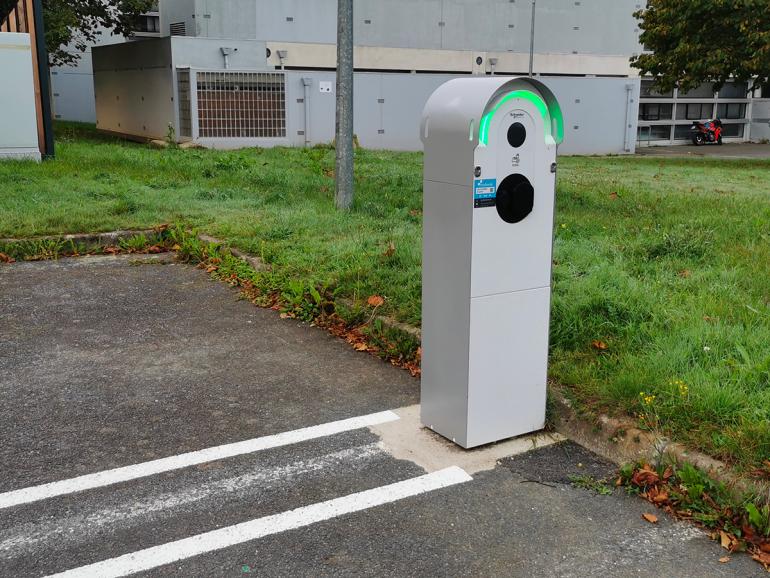 Borne de recharge pour véhicule électrique sur le campus Bouguen