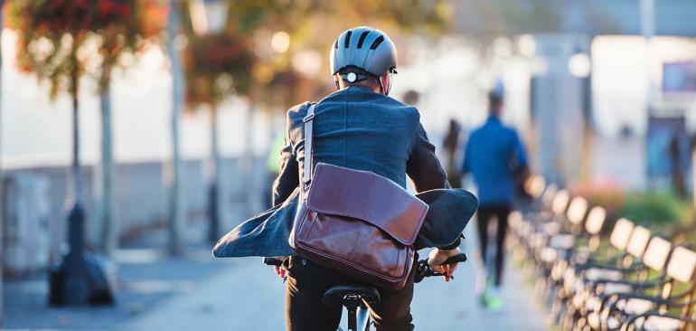 un homme sur un vélo