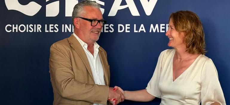 Pascal Olivard, président de l'UBO serre la main de Lenaïc Ségalen, déléguée Générale du CINav
