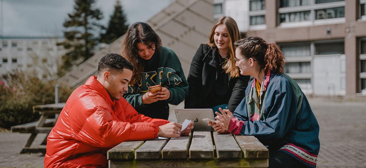 Des étudiants sur le campus à une table