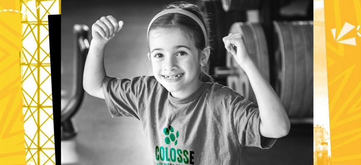 petite fille avec u t-shirt colosse aux pieds d'argile