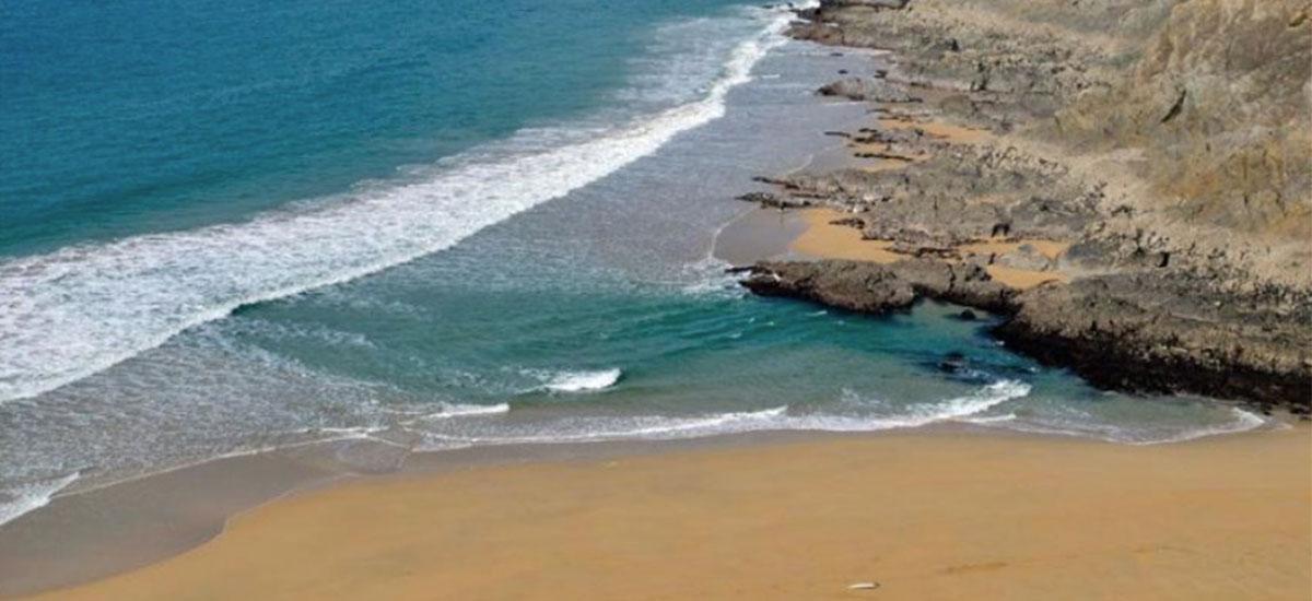 plage avec une falaise