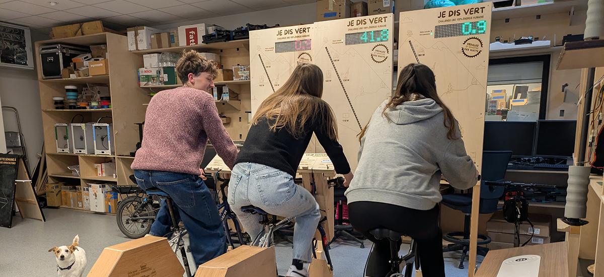 Des étudiantes et étudiants pédalent pour un défi sur vélo-batterie
